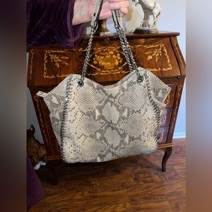 Snake print MK  purse zipper closure. Multiple pockets l. 2 outer pockets.